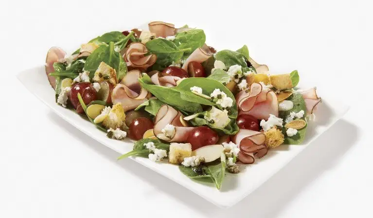 Salade d’épinards avec jambon, raisins rouges et fromage de chèvre