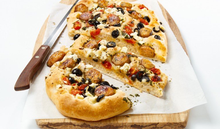 Fougasse garnie de saucisses, tomates cerises et fromage