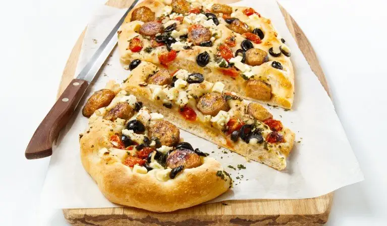 Fougasse garnie de saucisses, tomates cerises et fromage