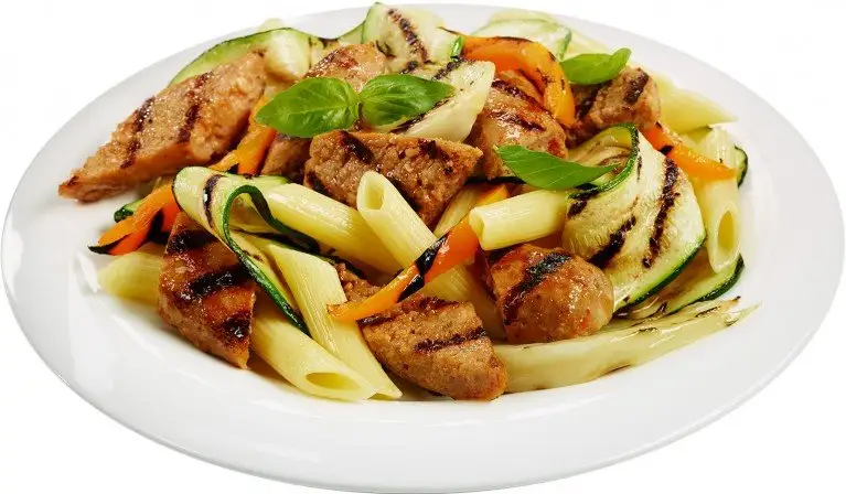 Pennes aux saucisses italiennes épicées et légumes grillés