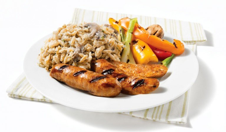 Saucisses grillées servies avec orzo crémeux aux champignons