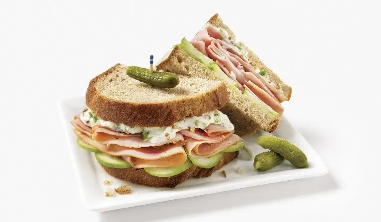 Sandwich au pain de seigle avec dinde et concombres libanais