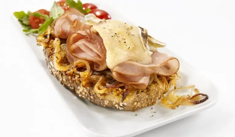 Croûtons gratinés au jambon fumé, raisins et brie fondant