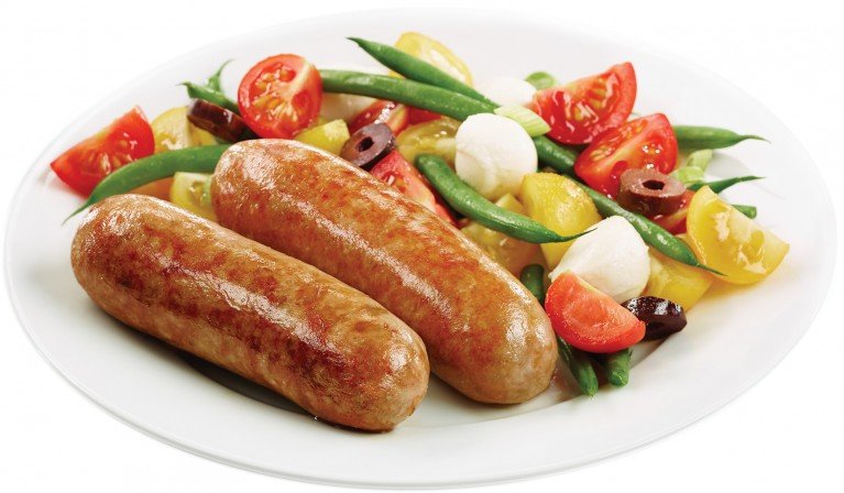 Saucisses grillées servies avec salade colorée et minibocconcini