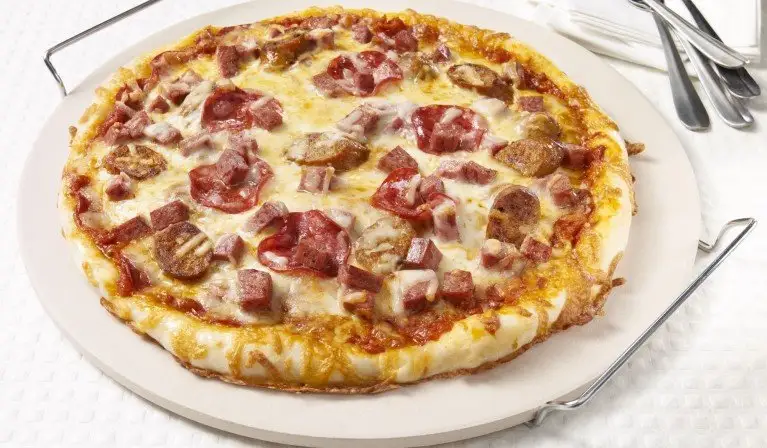 Pizza aux trois viandes fondante et dorée au four