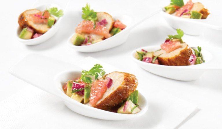 Bouchées de saucisses garnies de salsa avocat et pamplemousse