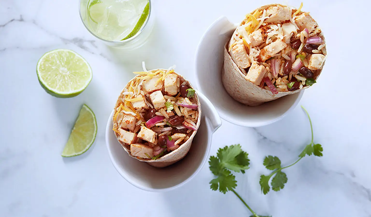 Burritos au poulet avec riz, haricots, fromage, etc.