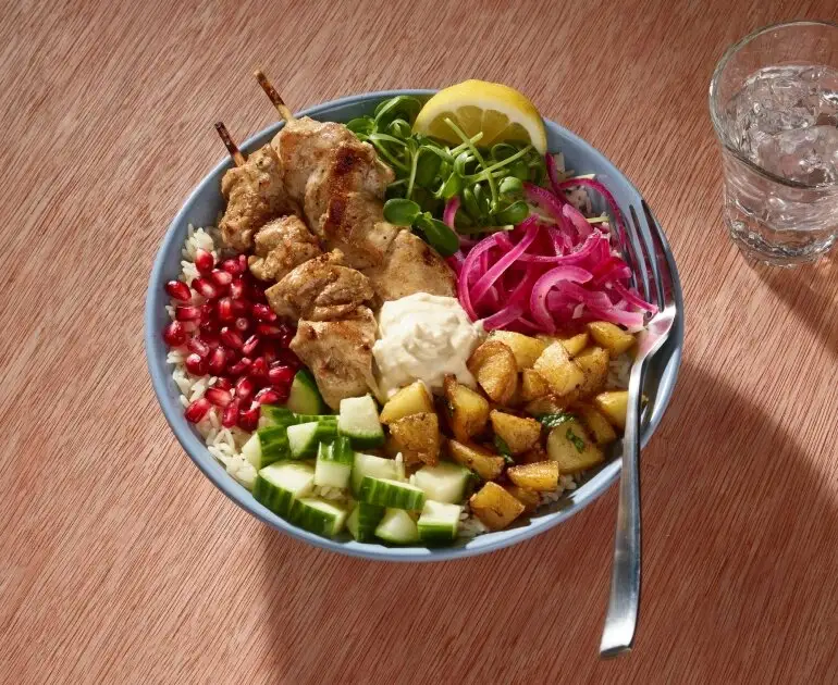 Bol repas de poulet Shish Taouk avec légumes et sauce
