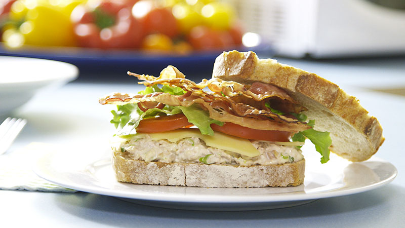 Sandwich au thon et au bacon