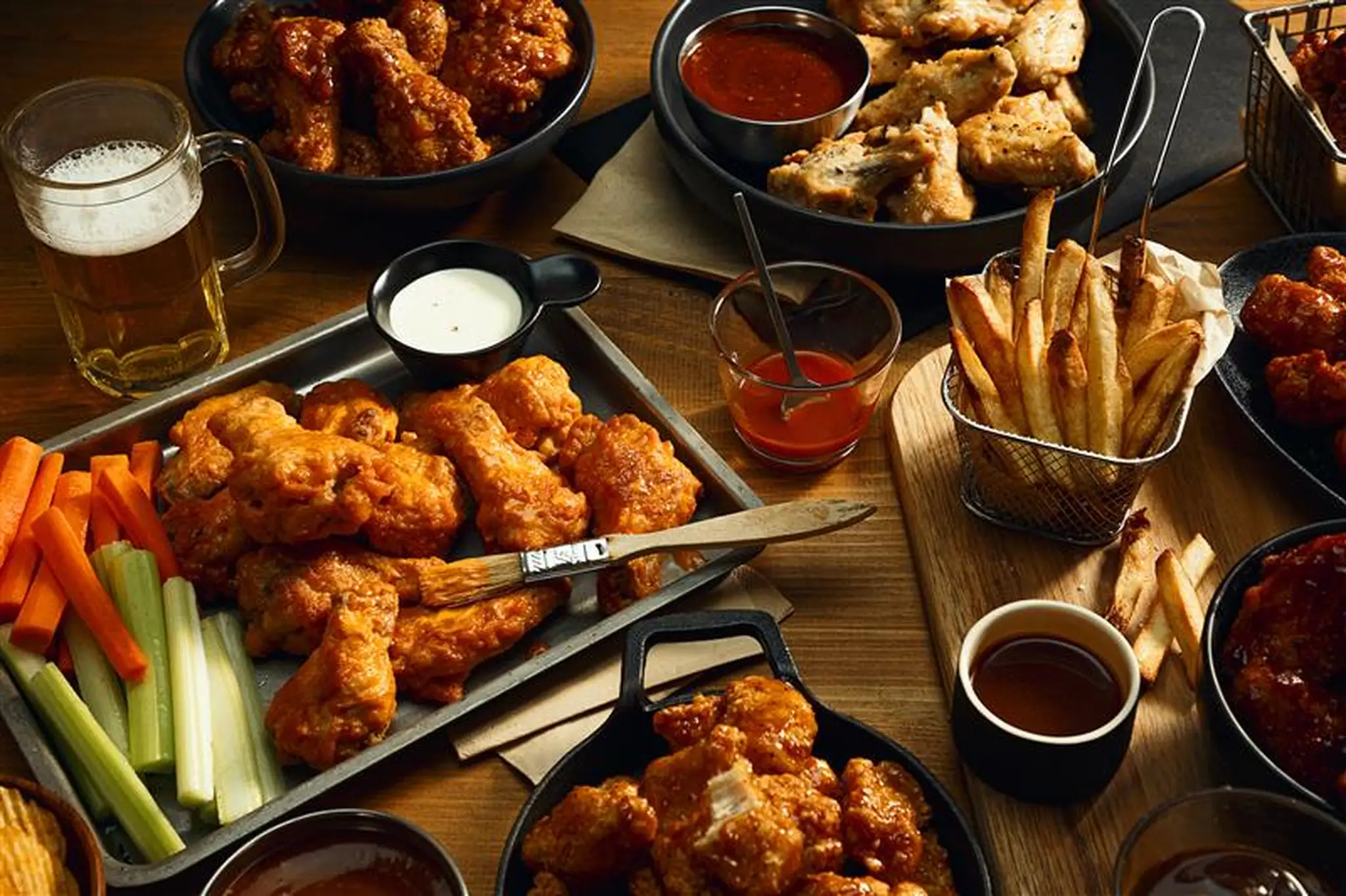 Tablée de produits Pinty's - ailes de poulet et morceaux de poulet