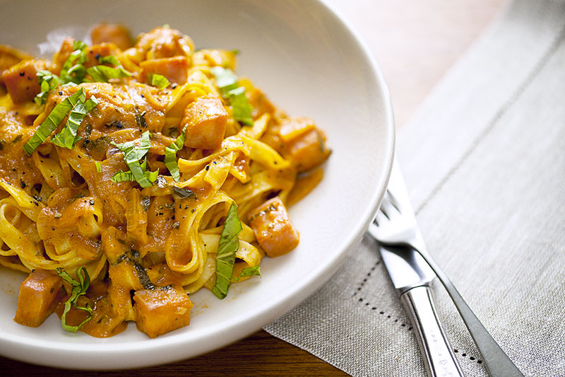 Fettucinis au jambon et confit d’échalotes, sauce rosée flambée