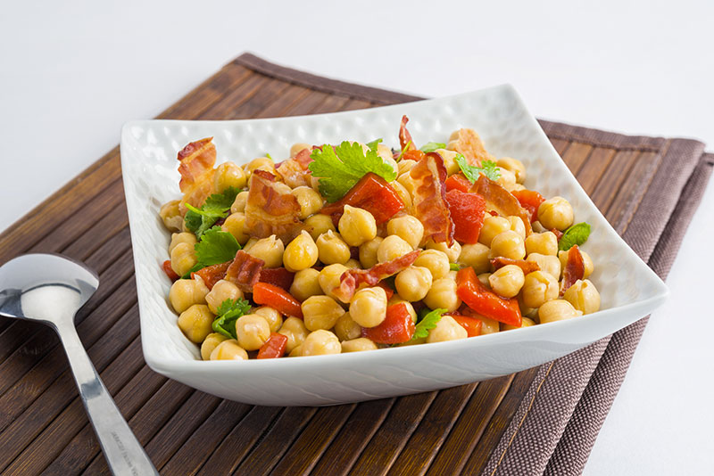 Salade de pois chiches, de poivrons marinés et de bacon