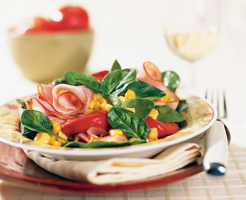Salade de jambon au maïs, poivrons grillés et épinards