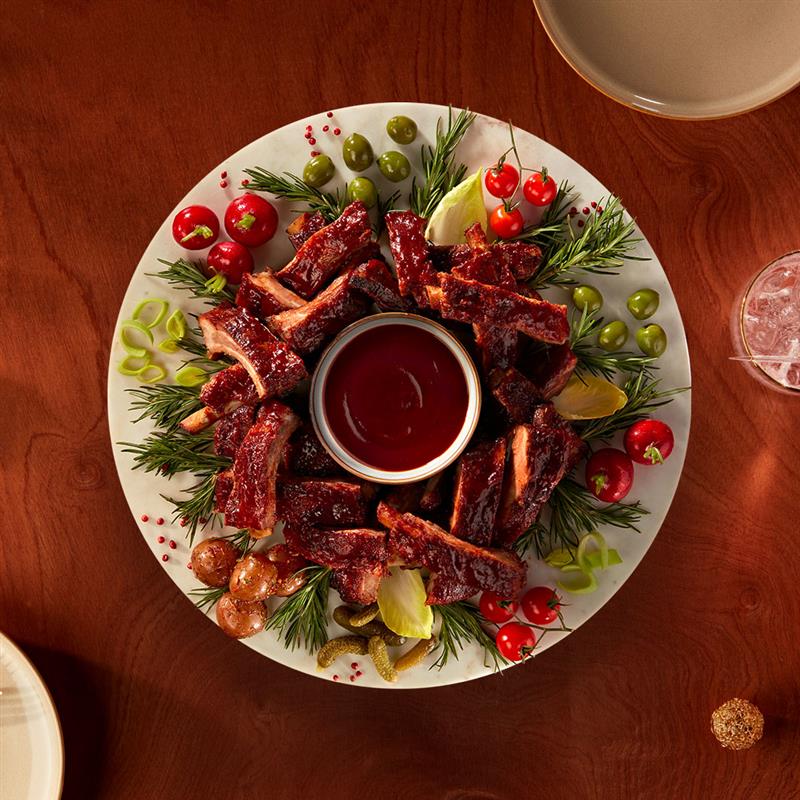 Couronne de côtes de dos de porc avec romarin et ingrédients décoratifs pour l'apéro