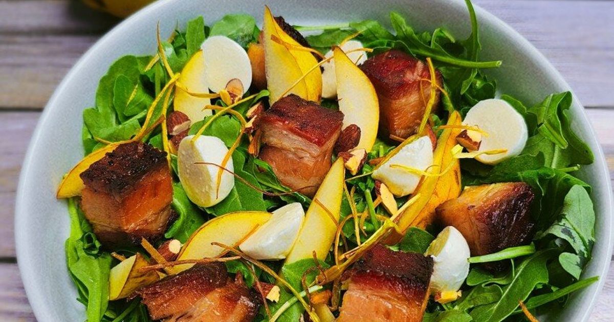 Pear salad with smoked pork belly candies | Olymel