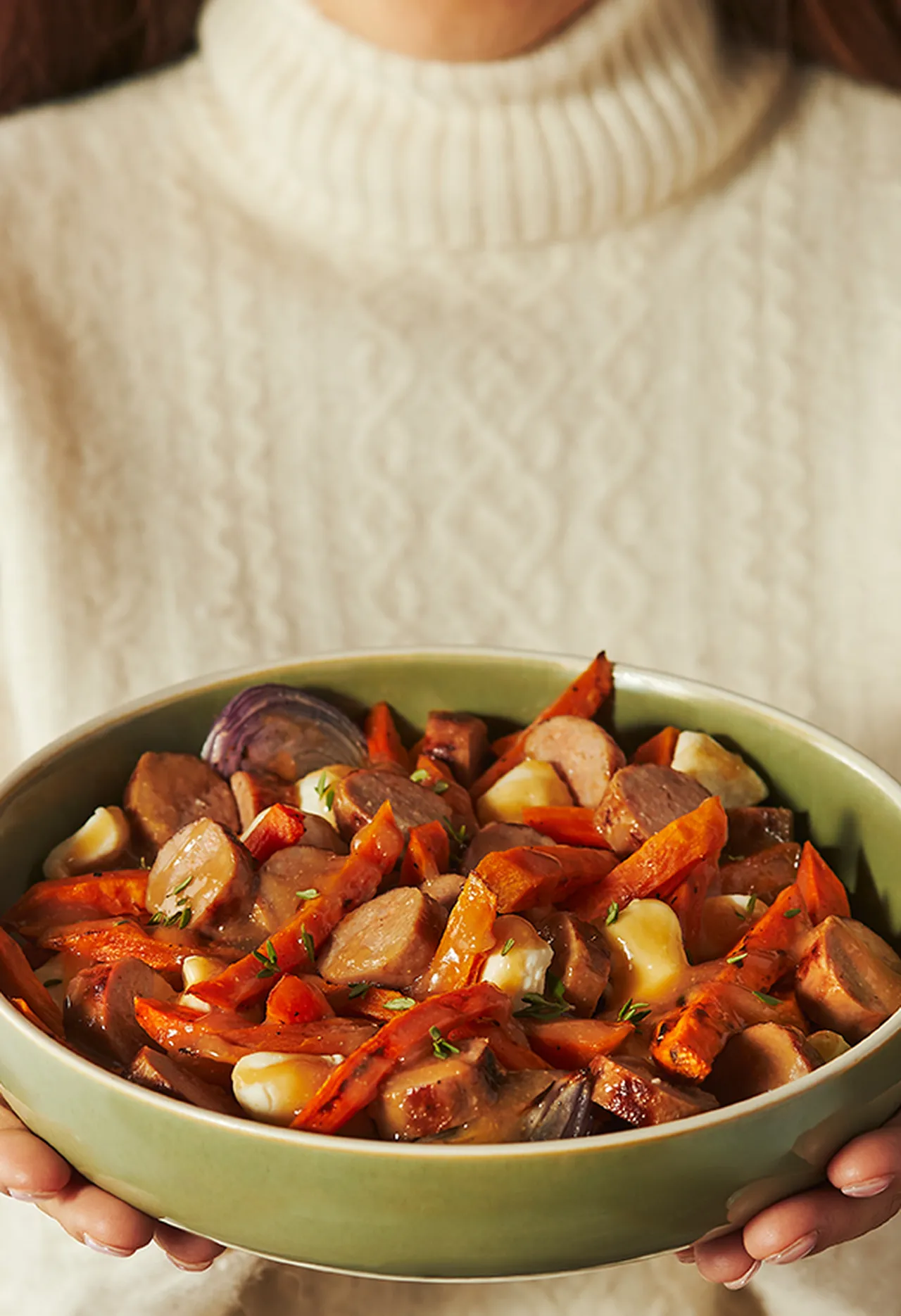 Poutine réconfortante aux patates douces, carottes et saucisses, avec sauce miso et érable