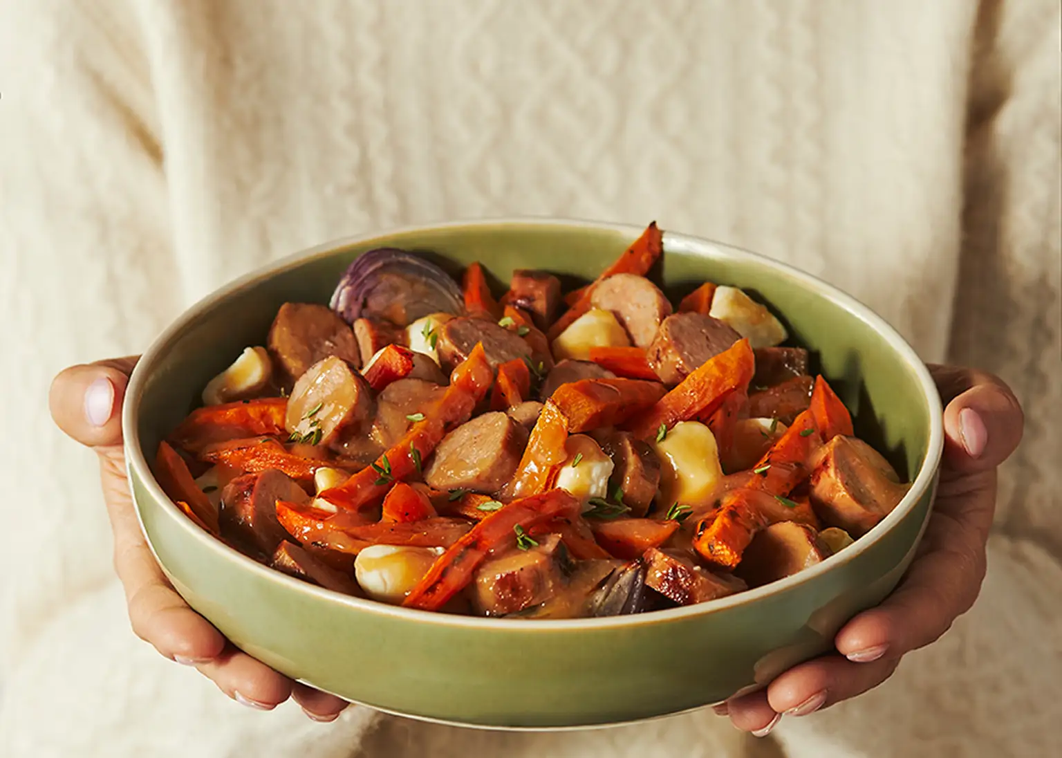 Poutine réconfortante aux patates douces, carottes et saucisses, avec sauce miso et érable