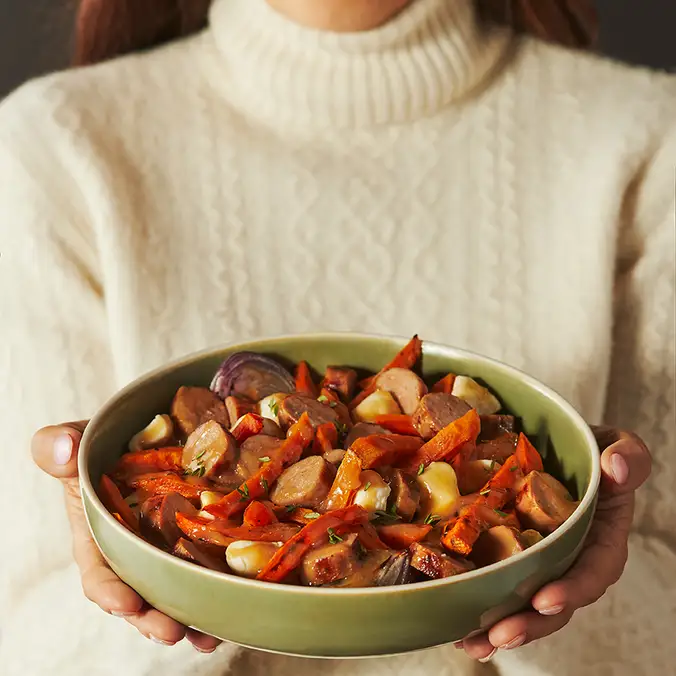 Poutine réconfortante aux patates douces, carottes et saucisses, avec sauce miso et érable