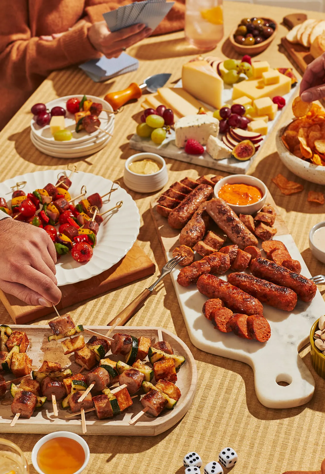 Plateaux parfaits avec saucisses La Fernandière et brochettes pour un apéro
