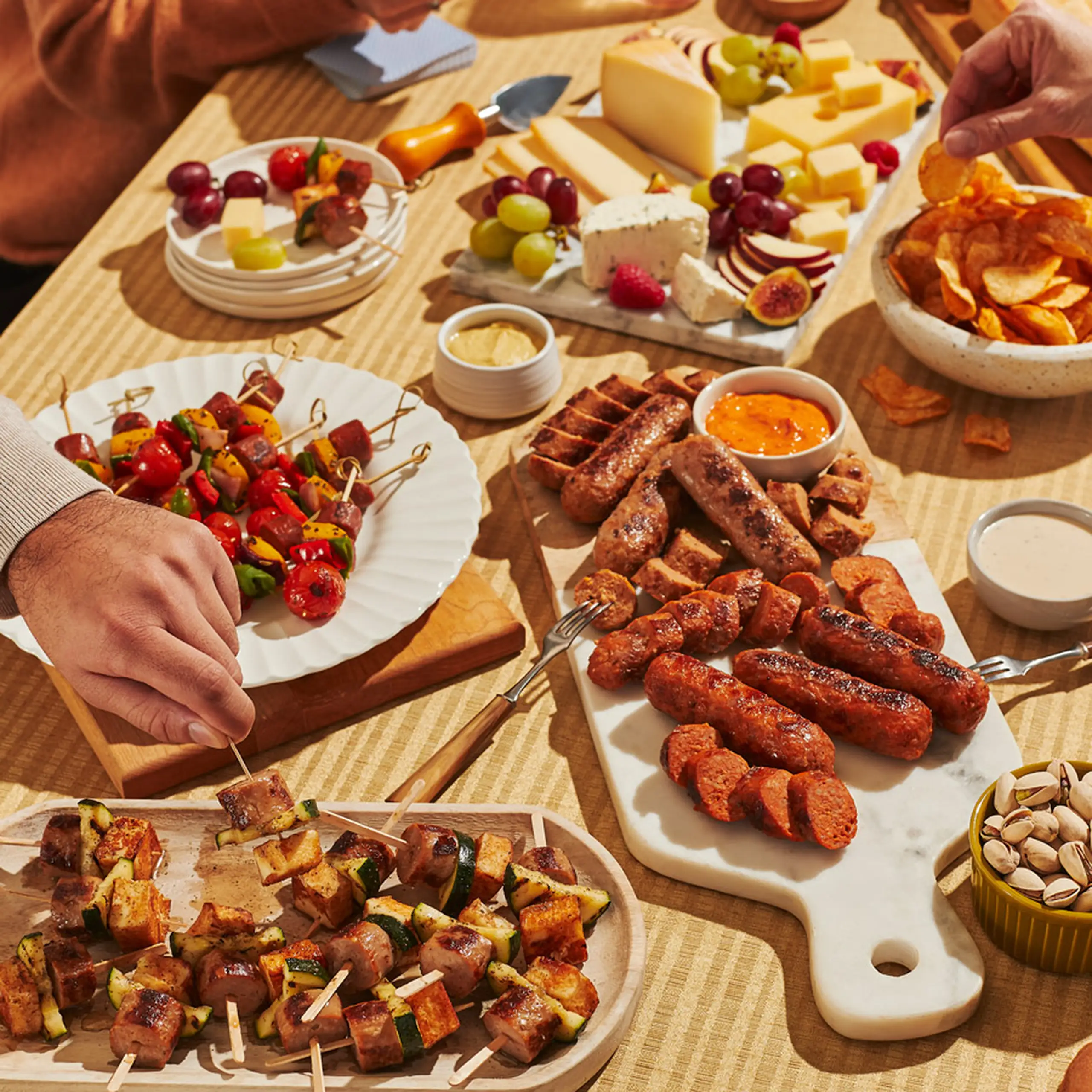Plateaux parfaits avec saucisses La Fernandière et brochettes pour un apéro