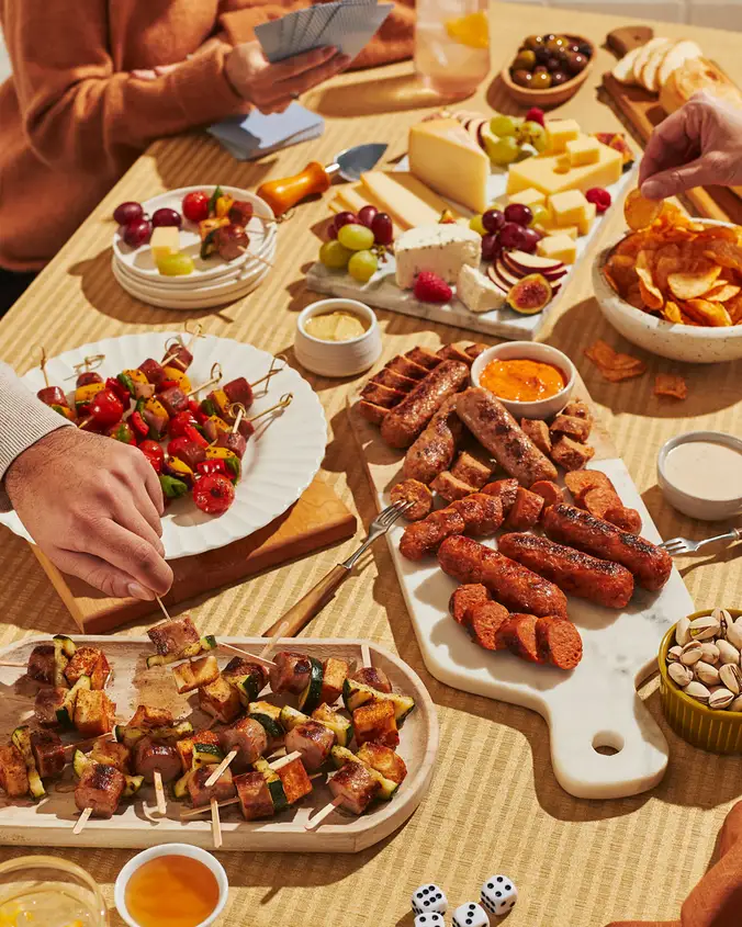 Plateaux parfaits avec saucisses La Fernandière et brochettes pour un apéro