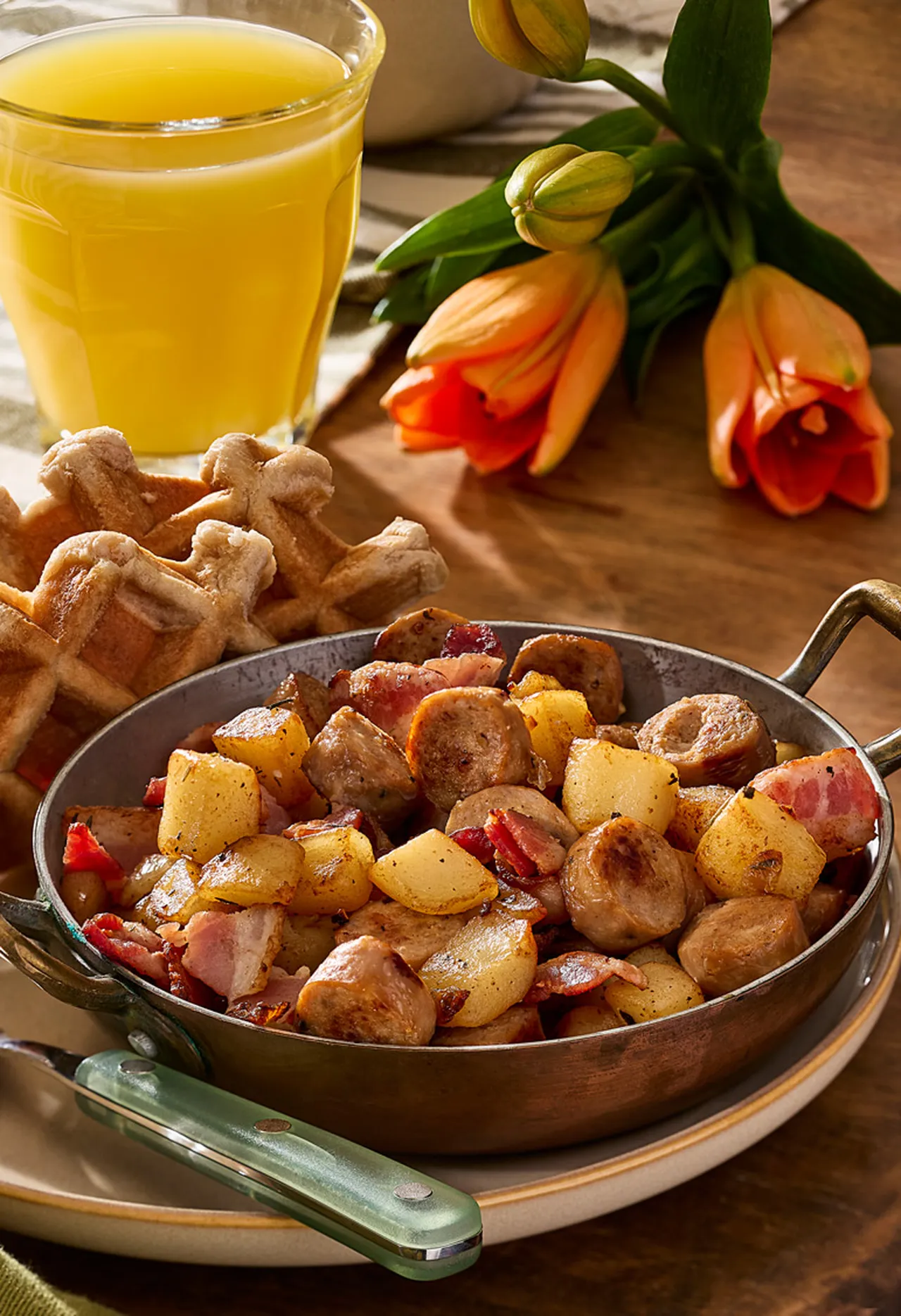 Crumble de saucisses, patates et bacon – le medley parfait sur des gaufres salées