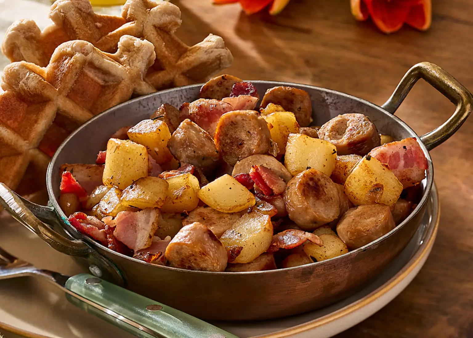 Crumble de saucisses, patates et bacon – le medley parfait sur des gaufres salées