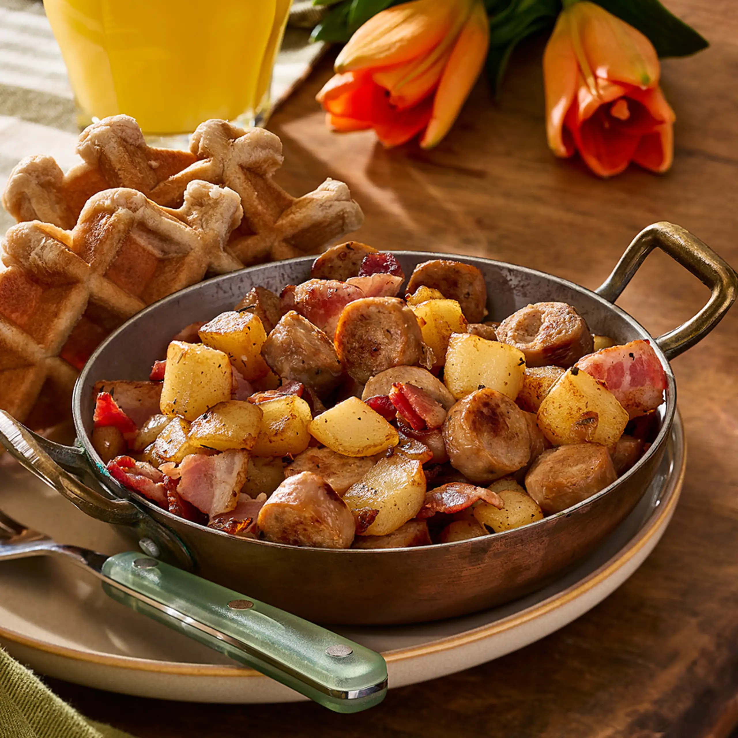 Crumble de saucisses, patates et bacon – le medley parfait sur des gaufres salées