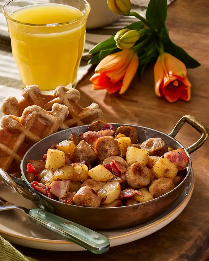 Crumble de saucisses, patates et bacon – le medley parfait sur des gaufres salées