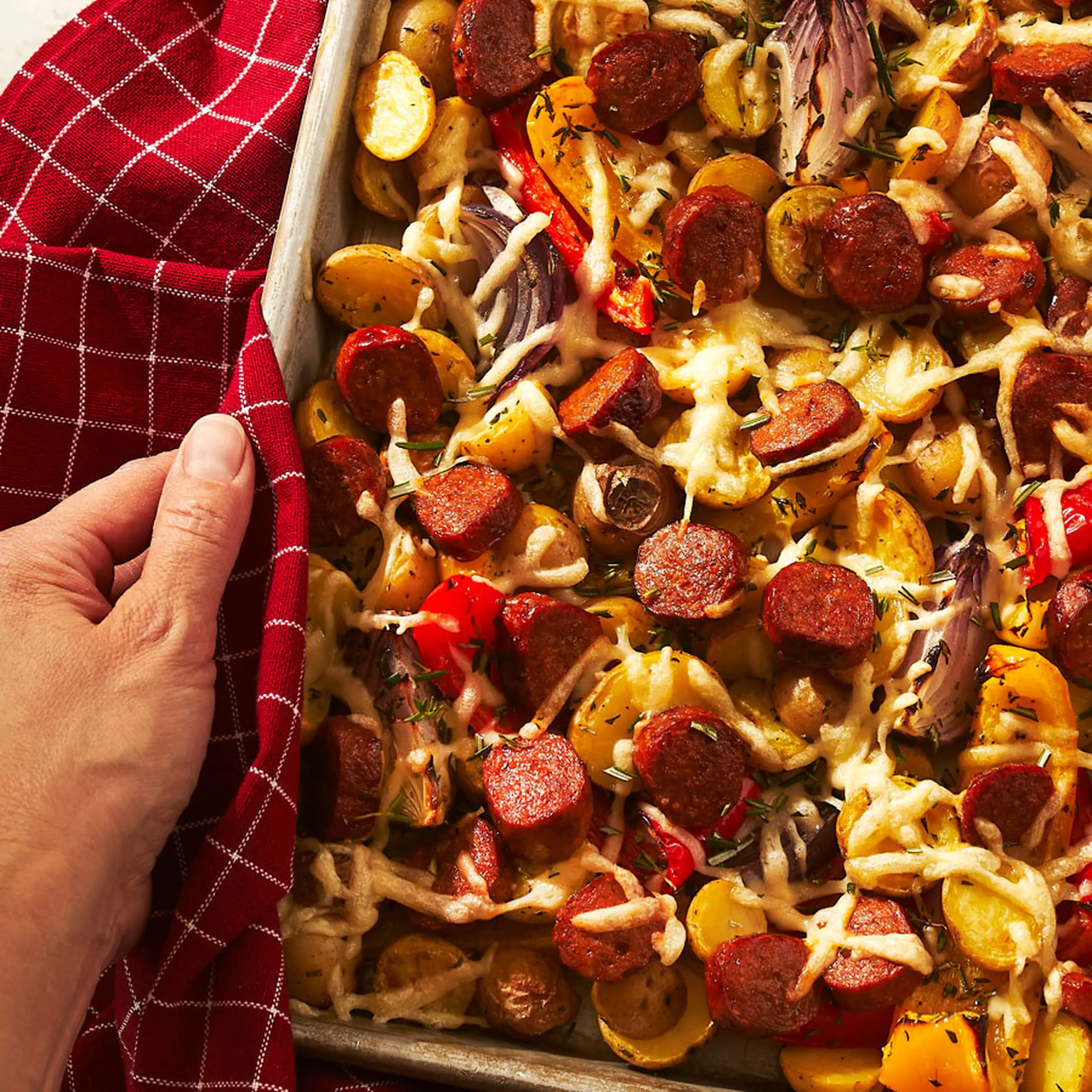 Plaque de légumes rôtis aux saucisses Italienne forte et fromage