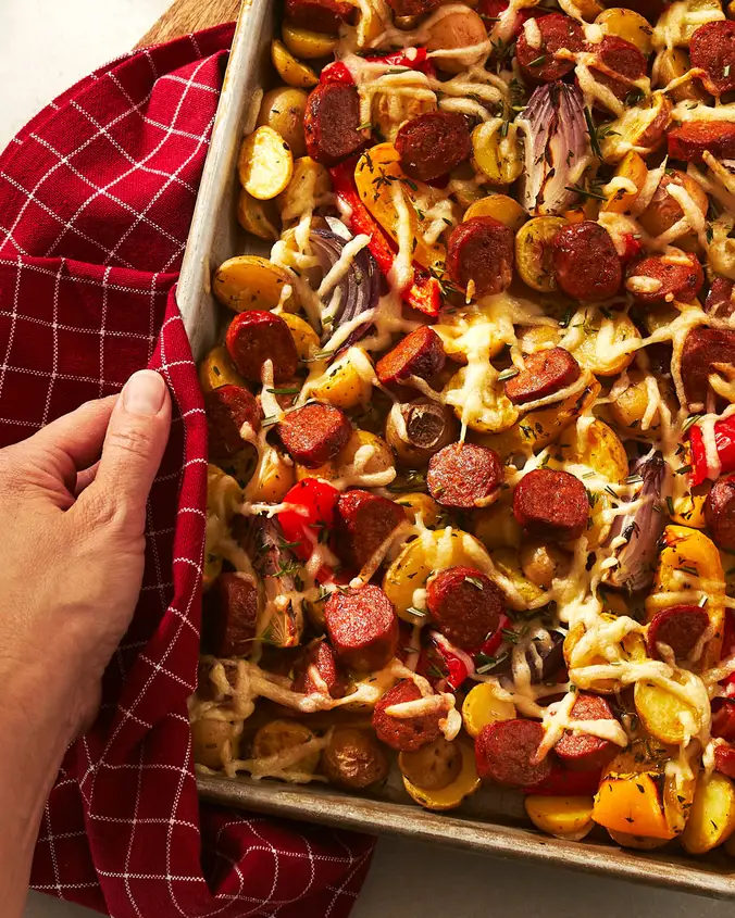 Plaque de légumes rôtis aux saucisses Italienne forte et fromage