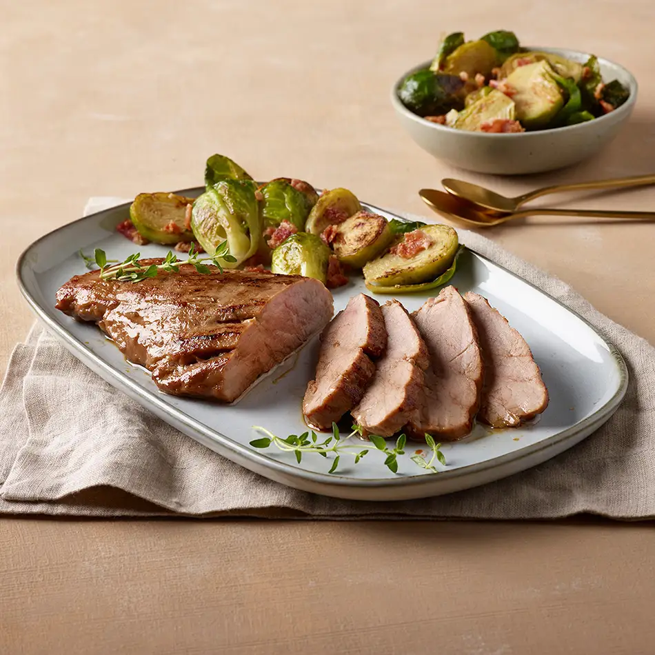 filet de porc miel et ail tranché avec choux de bruxelles grillés