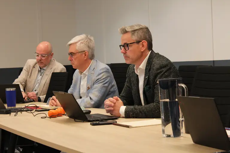 Yanick Gervais en complet, s’exprimant à son comité de direction